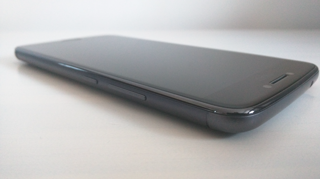 Un smartphone cu sticlă conturată 2.5D