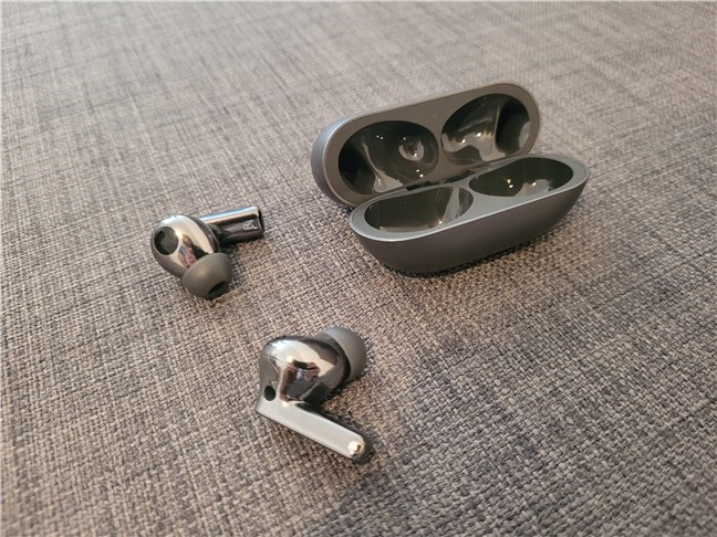 HUAWEI FreeBuds Pro 2 alÄƒturi de carcasa lor de Ã®ncÄƒrcare