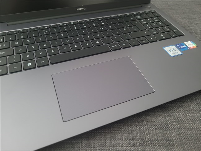 Huawei MateBook D16: Tastatura și touchpad-ul