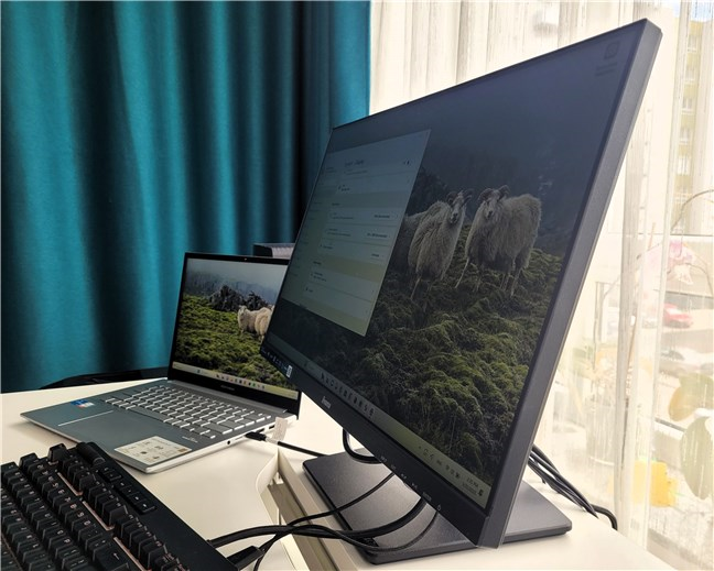 Utilizarea monitorului ca staÈ›ie de andocare pentru laptop