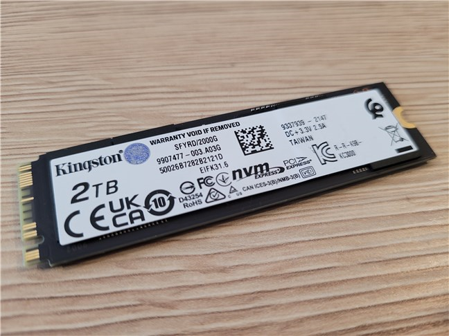 Partea din spate a SSD-ului Kingston Fury Renegade