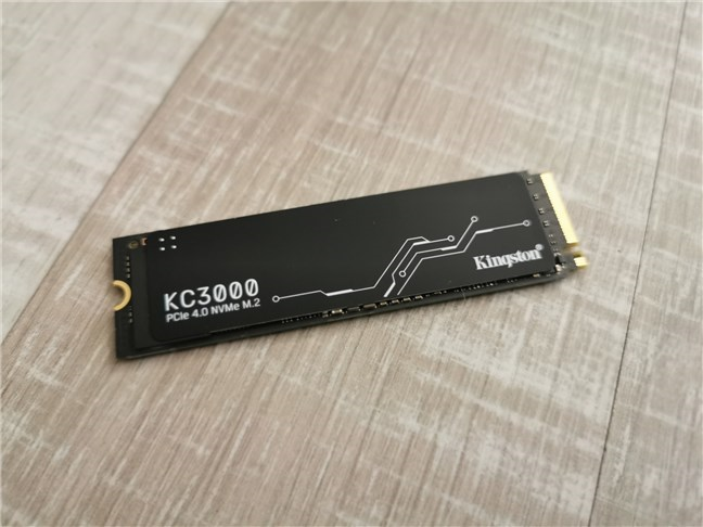 Despachetarea SSD-ului Kingston KC3000 2 TB M.2 NVMe PCIe