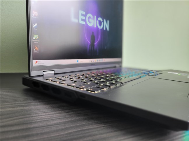 Porturile de pe partea stÃ¢ngÄƒ a lui Lenovo Legion Pro 7