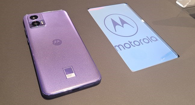 Motorola Edge 30 Neo în culoarea Pantone Very Peri