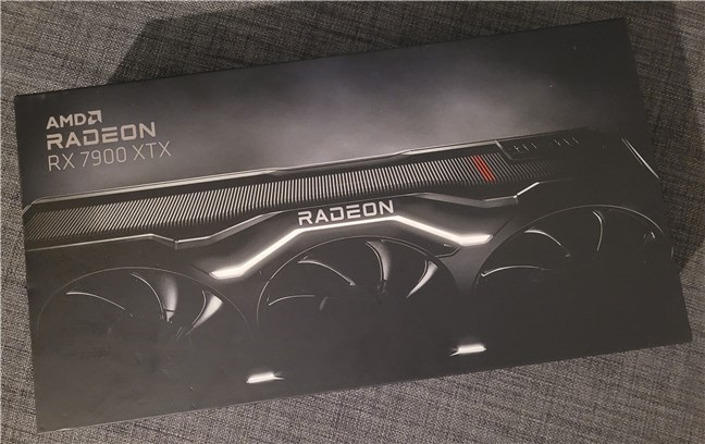 Cutia lui AMD Radeon RX 7900 XTX