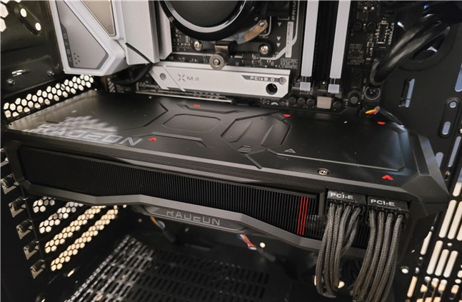 AMD Radeon RX 7900 XT ocupă 2,5 sloturi