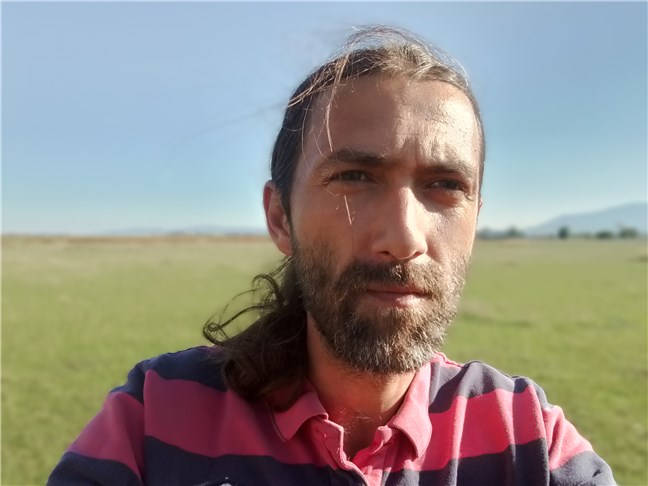 Un portret selfie realizat cu realme C51