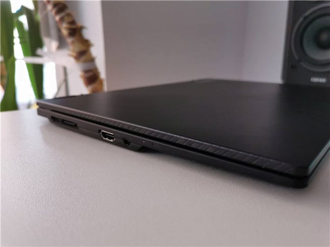 ASUS ROG Flow X13 GV301: Porturile din partea stÃ¢ngÄƒ