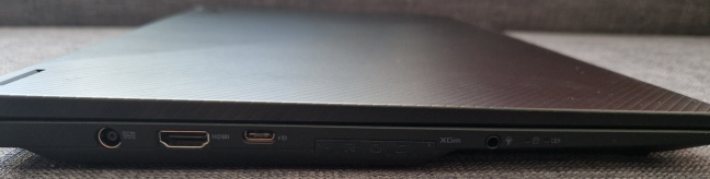 Porturile de pe partea stângă a laptopului
