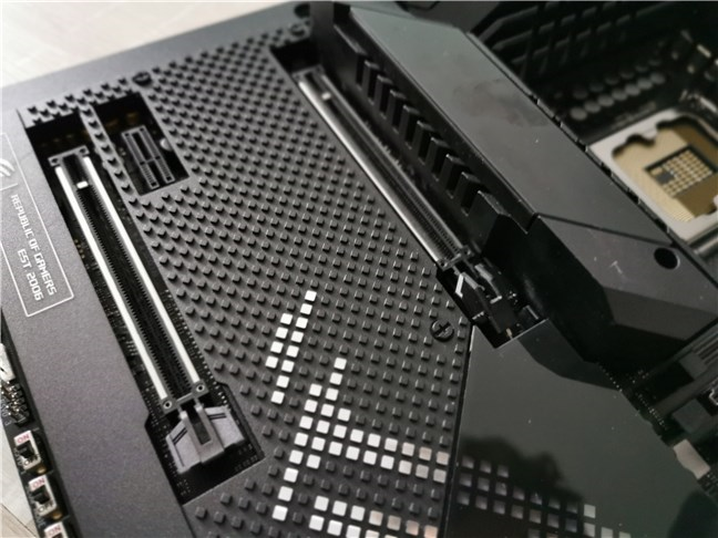 ASUS ROG Maximus Z690 Extreme foloseÈ™te chipsetul Z690 È™i oferÄƒ PCIe 5.0