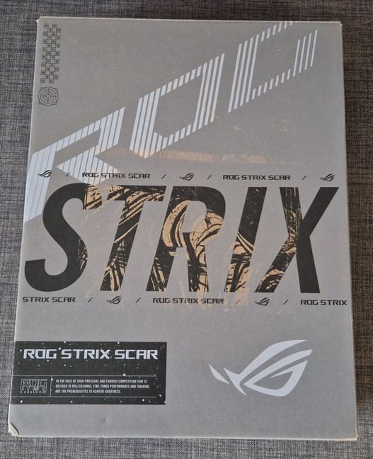 Ambalajul lui ASUS ROG Strix SCAR 18