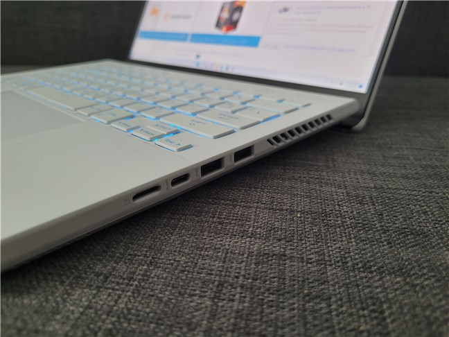 Porturile de pe partea dreaptÄƒ a laptopului