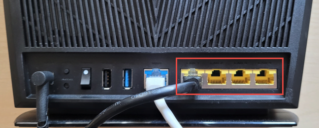 Conectează-te la routerul ASUS cu un cablu Ethernet