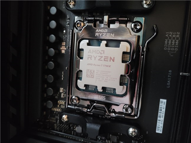 AMD Ryzen 7 7700X instalat pe o placă de bază X670E