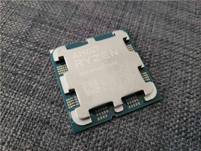 AMD Ryzen 9 7950X este mic și destul de gros