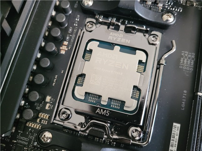 AMD Ryzen 9 7950X instalat pe o placÄƒ de bazÄƒ X670E