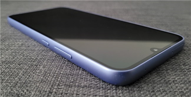 Samsung Galaxy A34 5G este un telefon mare, cu un ecran de 6,6"