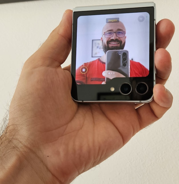 Ecranul frontal este grozav pentru realizarea de fotografii