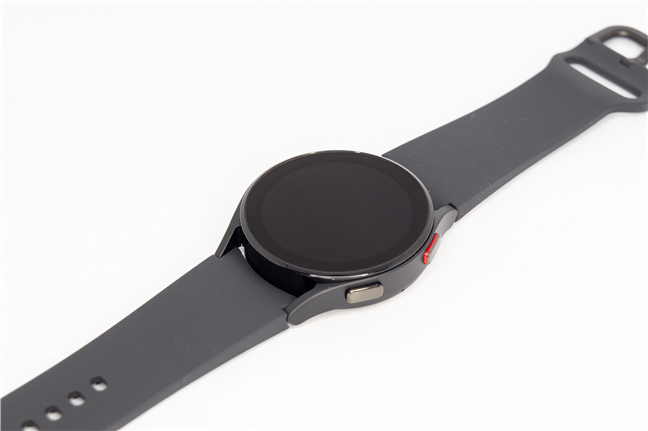 Smartwatch-ul Galaxy Watch 4 este suficient de mic cât să poți dormi cu el la mână