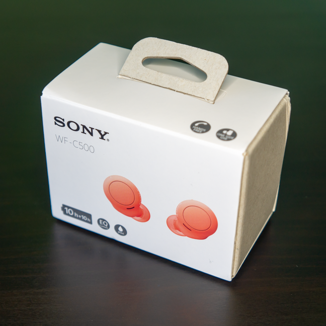 Partea frontală a cutiei în care vin căștile Sony WF-C500