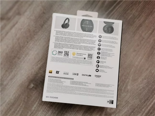 Spatele cutiei căștilor Sony WH-1000XM4