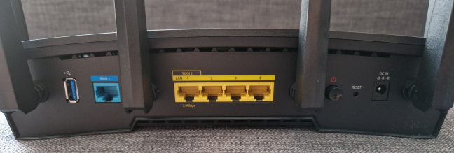 Porturile de pe spatele routerului Synology RT6600ax