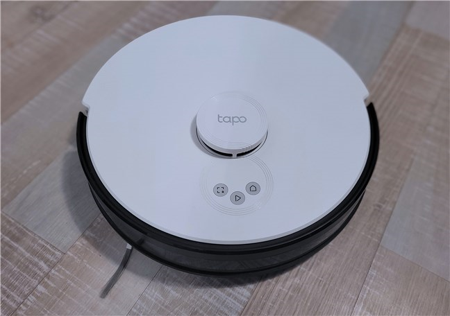 Tapo RV30 Plus are dimensiuni standard pentru un aspirator robot