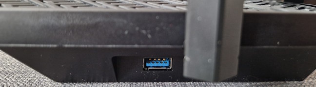 Portul USB 3.0 se aflÄƒ Ã®n stÃ¢nga routerului