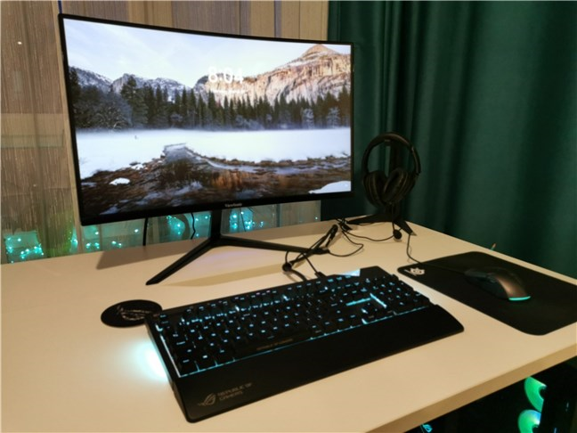 Monitorul de gaming ViewSonic VX2719-PC-MHD montat pe biroul meu