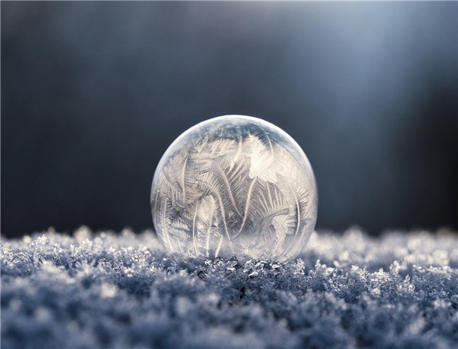 Glob de sticlă înghețat de Aaron Burden