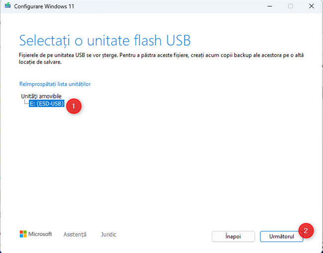 Selectează unitatea flash USB pentru crearea suportului de instalare Windows 11