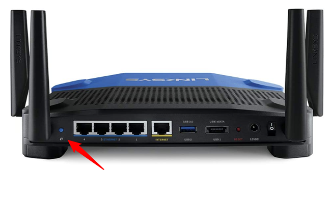 Butonul routerului etichetat cu simbolul WPS pe un router Linksys