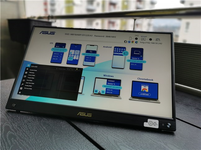 Meniul OSD și detalii Wi-Fi afișate pe ASUS ZenScreen Go MB16AWP